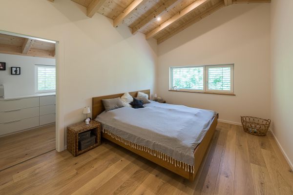 KfW40, KfW40 Holzhaus, Holzhaus, Massivholz, Holzvertäfelung, Schlafzimmer