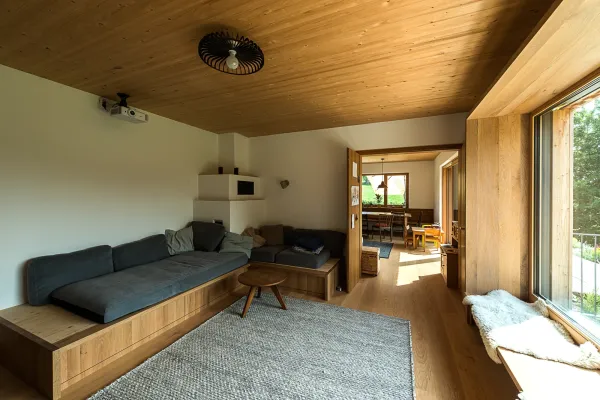 massivholzhaus, steinboeden, naturstein, holzhaus, holzhausbau, hausbau, neubau, massivholz, holzfassade, holzdecke, kamin