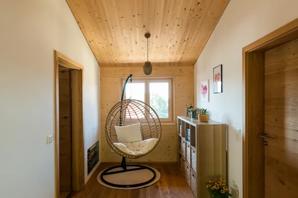 massivholzbau, massivholz, neubau, einfamilienhaus, efh, holzhaus, thoma, holz100, sessel, leseecke