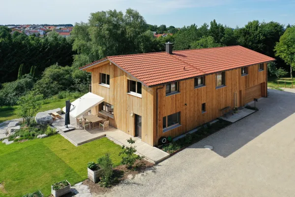 massivholzhaus, massivholz, holzhaus, holzhausbau, hausbau, holzbau, efh, einfamilienhaus, einfamilienhaus aus holz, holzfassade, vorgehaengte holzfassade