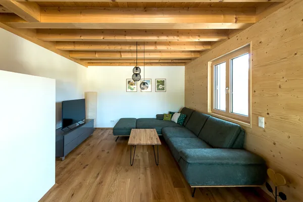 massivholzbau, massivholz, holz100, neubau, einfamilienhaus, efh, thoma, holzhaus, wohnzimmer, holzboden