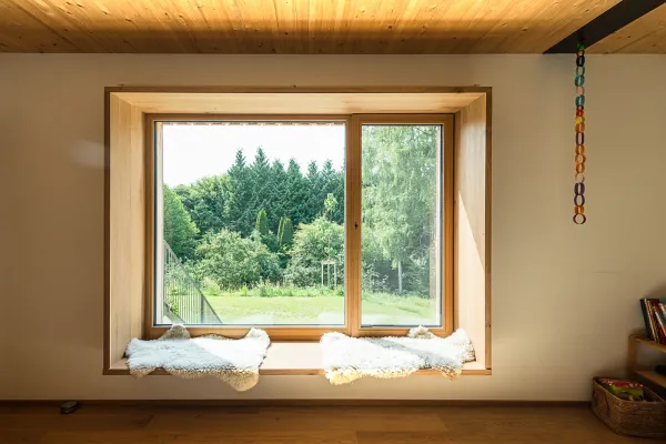 massivholzhaus, massivholz, holzhaus, holzhausbau, hausbau, holzbau, efh, einfamilienhaus, einfamilienhaus aus holz, holzfassade, wohnzimmer, holzfenster, holzdecke