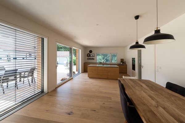 KfW40, Holzhaus, Massivholz, Holzvertäfelung, Küche