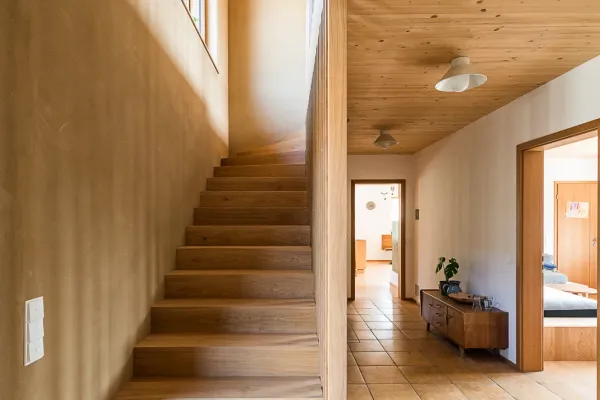massivholzhaus, massivholz, holzhaus, holzhausbau, hausbau, holzbau, efh, einfamilienhaus, einfamilienhaus aus holz, holzfassade, holztreppe, treppe