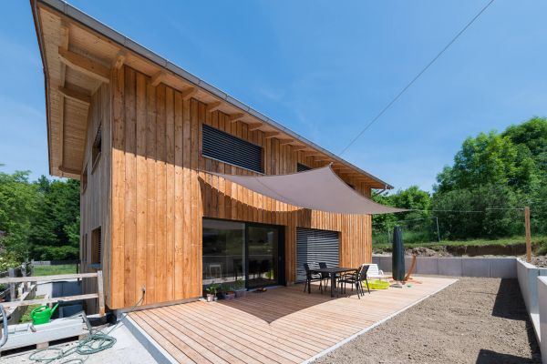 KfW40, Holzhaus, Massivholz, Holzvertäfelung, Holzterrasse, Terrasse, Sonnensegel, Terrasse mit Sonnenschutz