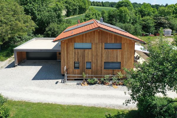 KfW40, Holzhaus, Massivholz, Holzvertäfelung, Außenansicht, Garage