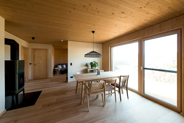 massivholzhaus, massivholz, holzhaus, holzhausbau, hausbau, holzbau, efh, einfamilienhaus, einfamilienhaus aus holz, holzfassade, esszimmer, holzboden, holzeinrichtung