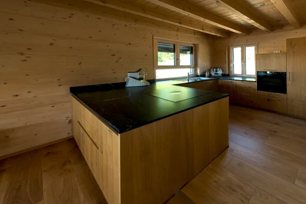 massivholzhaus, thomaholz100, thoma, holz100, massivholz, neubau, holzhaus, kueche, holzkueche