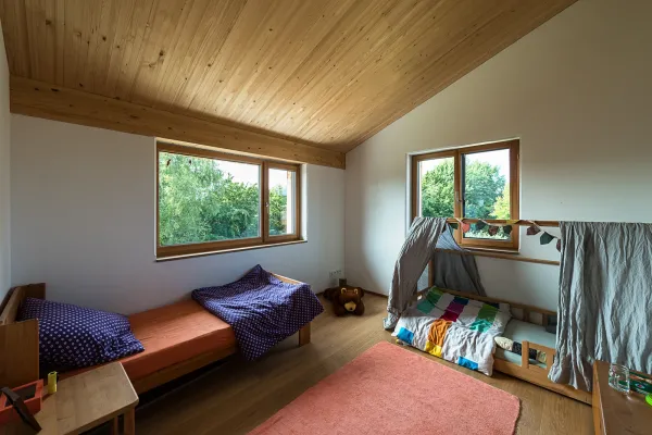 massivholzhaus, massivholz, holzhaus, holzhausbau, hausbau, holzbau, efh, einfamilienhaus, einfamilienhaus aus holz, holzfassade, kinderzimmer