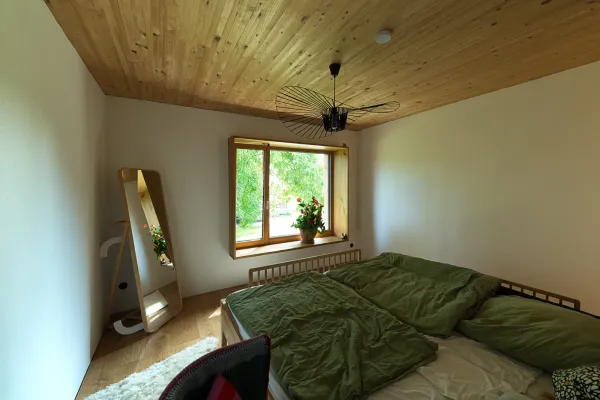 massivholzhaus, massivholz, holzhaus, holzhausbau, hausbau, holzbau, efh, einfamilienhaus, einfamilienhaus aus holz, holzfassade, schlafzimmer, holzfenster, holzdecke