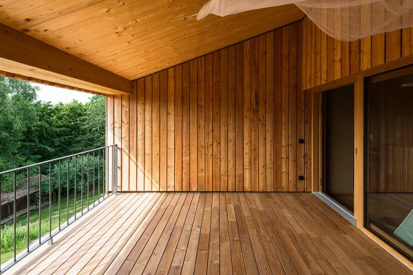 massivholzhaus, massivholz, holzhaus, holzhausbau, hausbau, holzbau, efh, einfamilienhaus, einfamilienhaus aus holz, holzfassade, vorgehaengte holzfassade, terrasse, balkon, holzterrasse