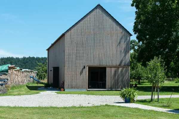 massivholzhaus, massivholz, holzhaus, holzhausbau, hausbau, holzbau, efh, einfamilienhaus, einfamilienhaus aus holz, holzfassade, vorgehaengte holzfassade