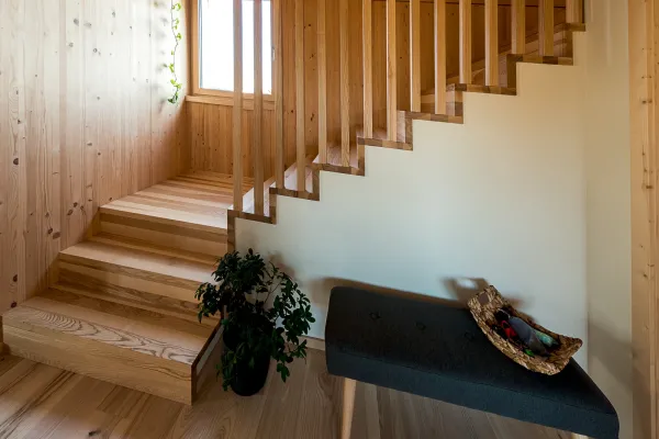 massivholzhaus, massivholz, holzhaus, holzhausbau, hausbau, holzbau, efh, einfamilienhaus, einfamilienhaus aus holz, holzfassade, holztreppe, treppe