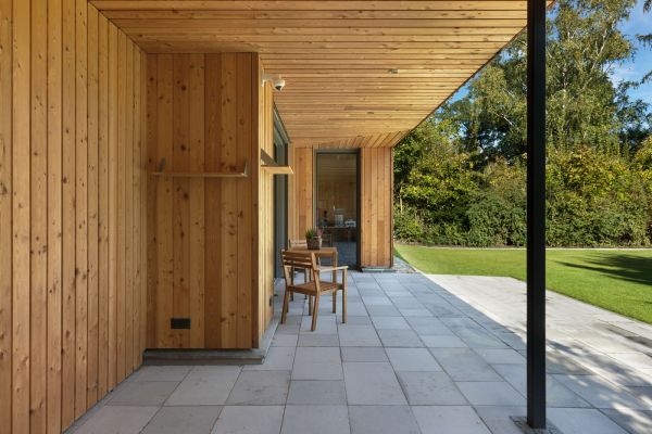 Seitliche Außenansicht der geschützten überdachten Terrasse, Thoma Holz 100