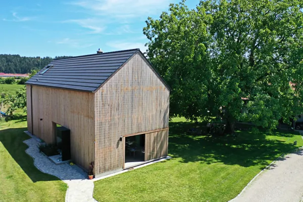 massivholzhaus, massivholz, holzhaus, holzhausbau, hausbau, holzbau, efh, einfamilienhaus, einfamilienhaus aus holz, holzfassade, vorgehaengte holzfassade
