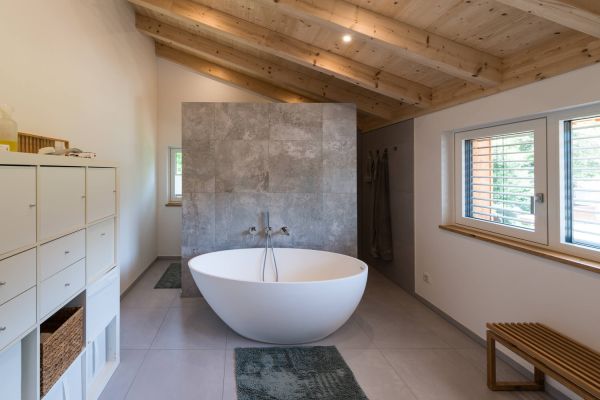 KfW40, Holzhaus, Massivholz, Holzvertäfelung, Badezimmer