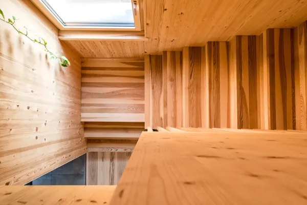 massivholzhaus, massivholz, holzhaus, holzhausbau, hausbau, holzbau, efh, einfamilienhaus, einfamilienhaus aus holz, holzfassade, holztreppe, treppe