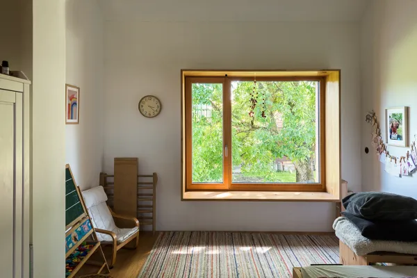 massivholzhaus, massivholz, holzhaus, holzhausbau, hausbau, holzbau, efh, einfamilienhaus, einfamilienhaus aus holz, holzfassade, kinderzimmer
