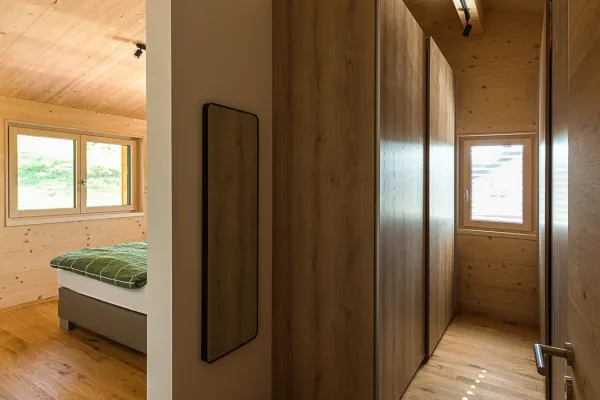 massivholzbau, massivholz, holz100, neubau, einfamilienhaus, efh, kleiderschrank, holzboden, holzhaus, massivholzhaus