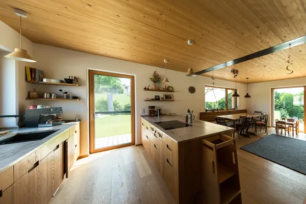 massivholzhaus, massivholz, holzhaus, holzhausbau, hausbau, holzbau, efh, einfamilienhaus, einfamilienhaus aus holz, kueche, kueche aus holz, holzkueche, laerche