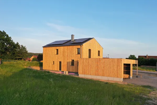 massivholzbau, massivholz, neubau, einfamilienhaus, efh, hausbau, dachbegruenung, flachdach, garagenanbau