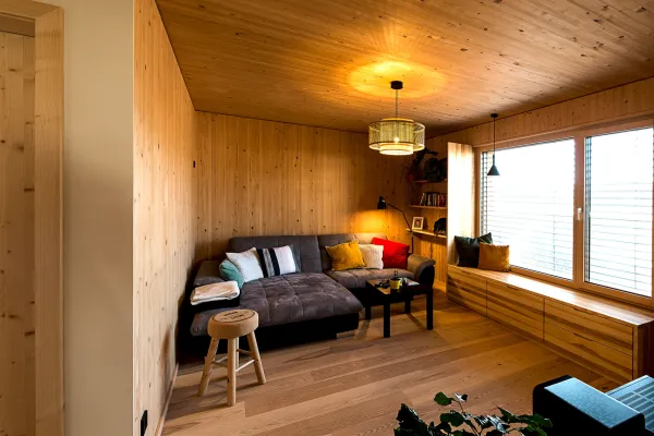 massivholzhaus, massivholz, holzhaus, holzhausbau, hausbau, holzbau, efh, einfamilienhaus, einfamilienhaus aus holz, wohnraum, wohnzimmer