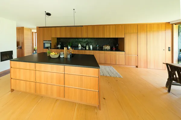 massivholzhaus, massivholz, holzhaus, holzhausbau, hausbau, holzbau, efh, einfamilienhaus, einfamilienhaus aus holz, kueche, kueche aus holz, holzkueche, laerche, kueche laerche